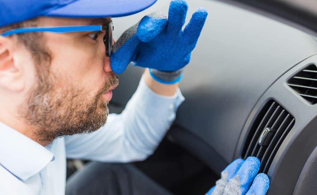 ¿Cómo eliminar el mal olor del interior del coche?